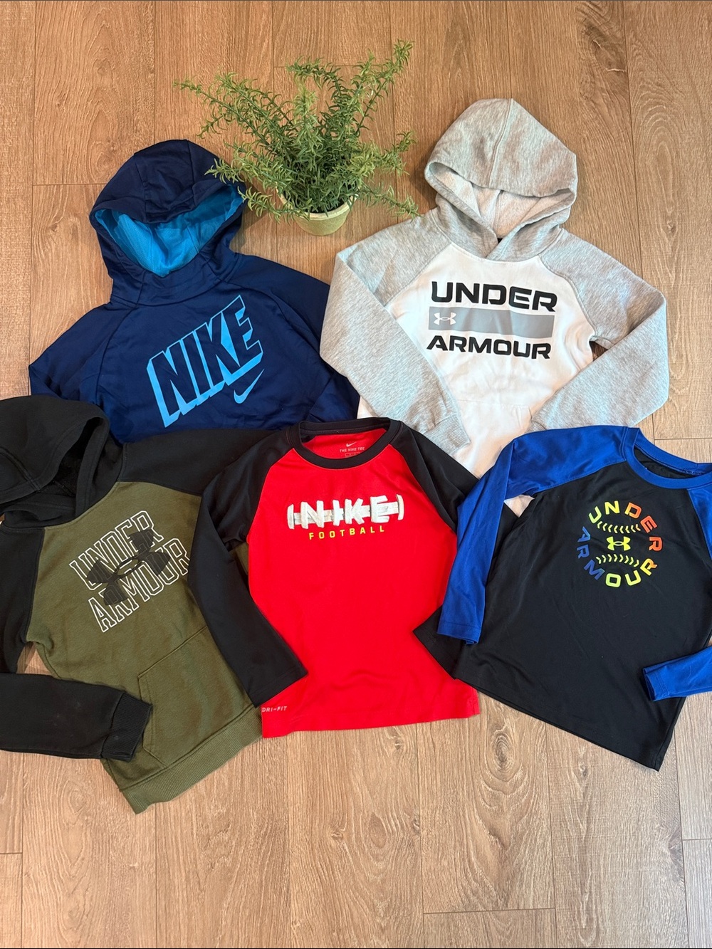 ((5 PIECE)) BOYS SIZE 6/7 NIKE AND UNDER ARMOUR FALL BUNDLE- 3 HOODIES, 2 L/S